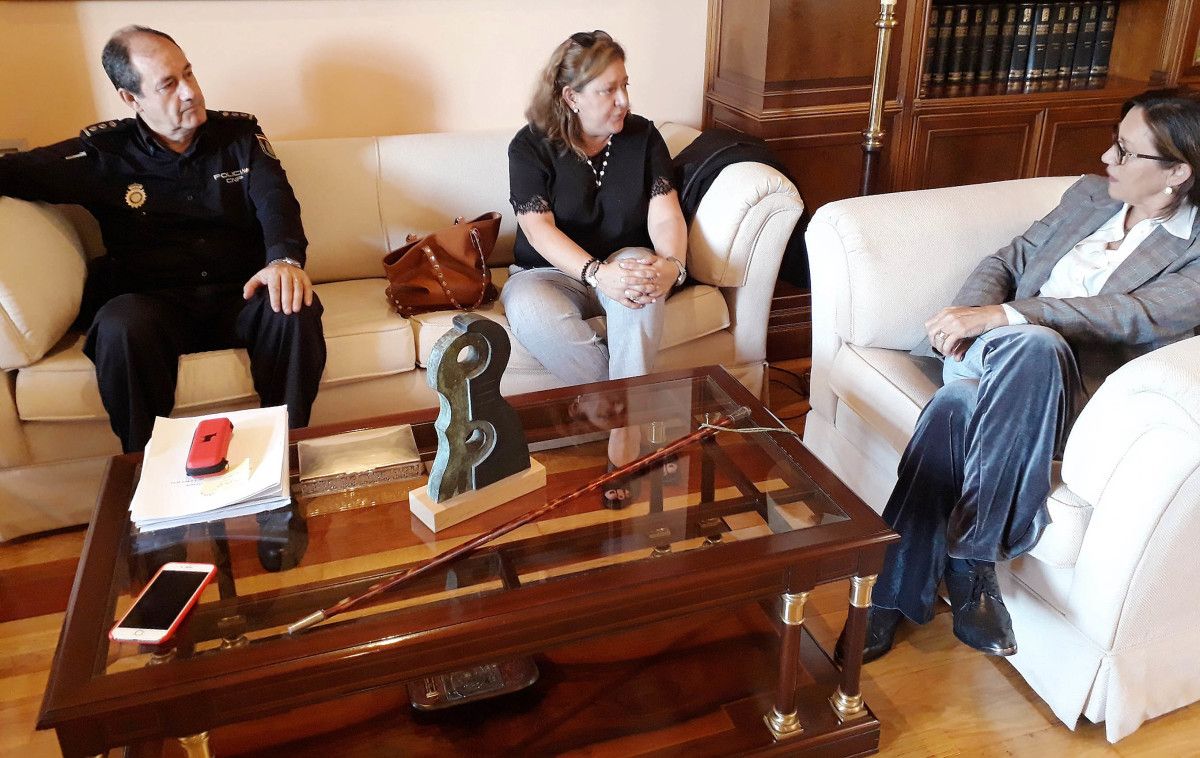 Reunión entre Luis Gallego, Estíbaliz Palma e Maica Larriba