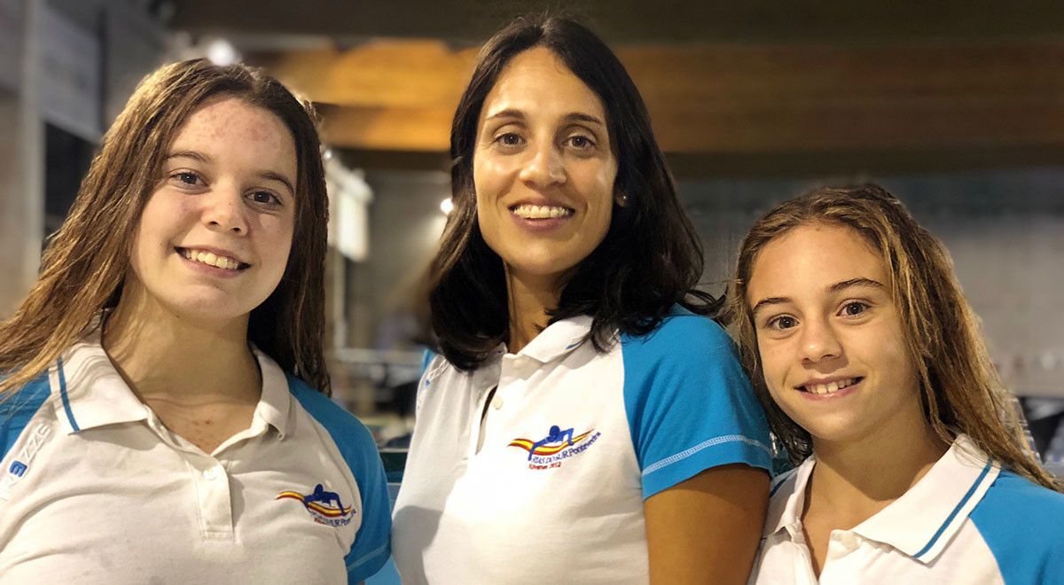Andrea Pazos e Sara Villanueva coa súa adestradora, Diana Fernández Garrido