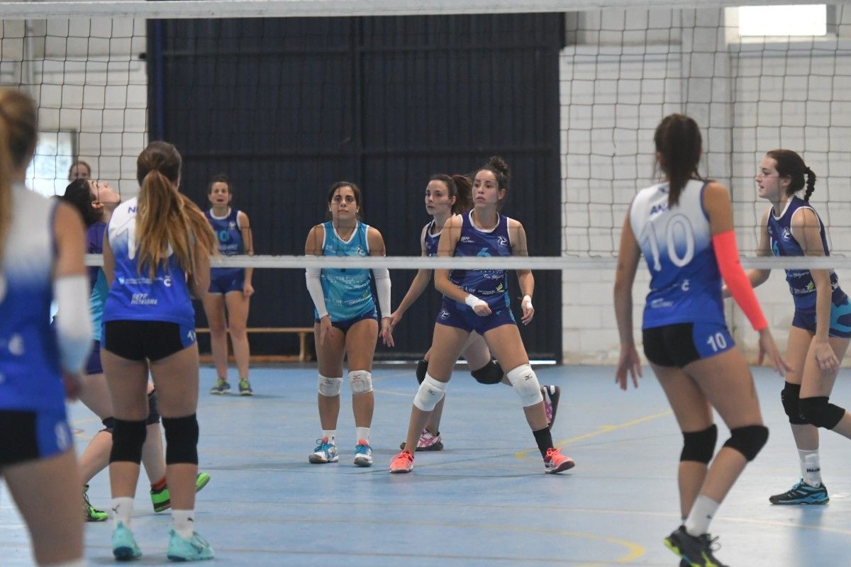 Partido entre el Club Voleibol Pontevedra y el Calasancias en la temporada 18/19