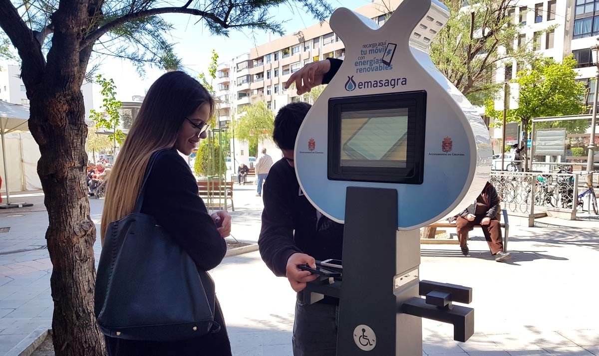 Cargador hidráulico de móbiles similar ao que se instalará en Pontevedra