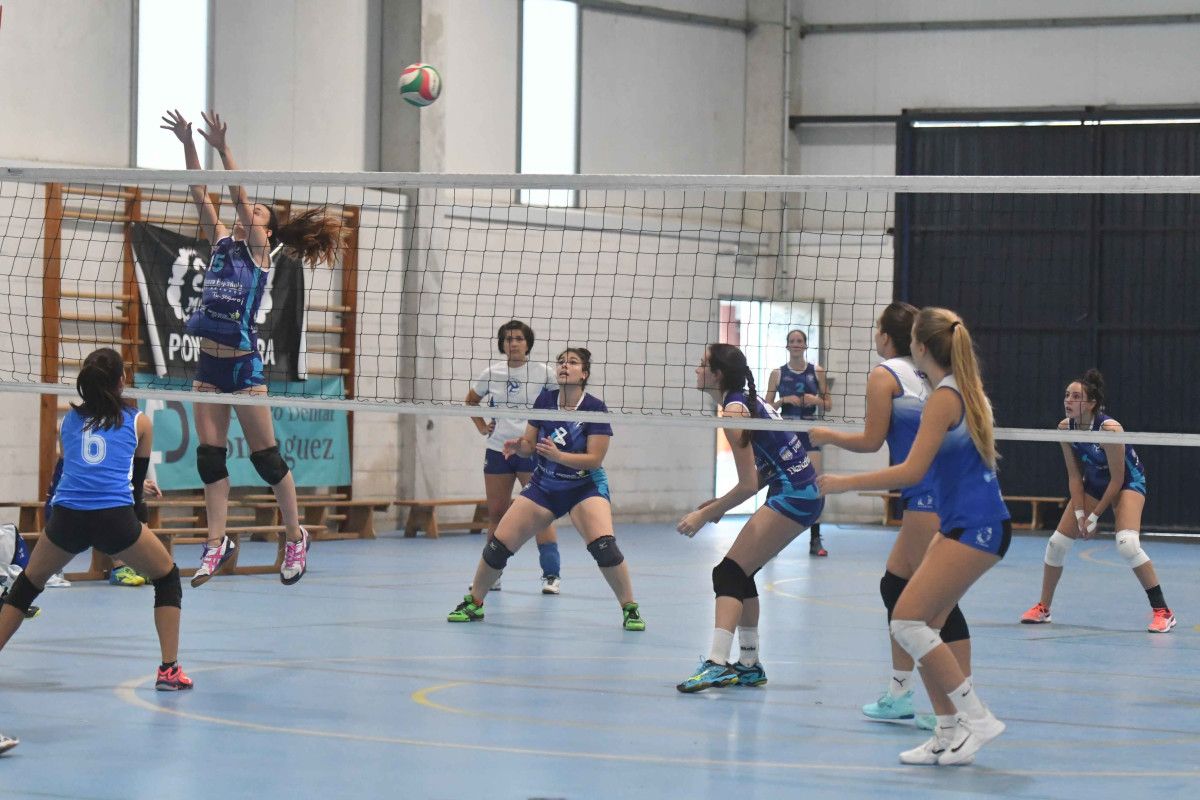 Partido entre el Club Voleibol Pontevedra y el Calasancias