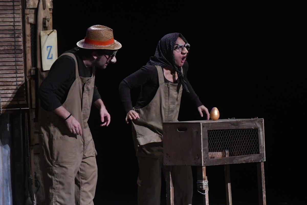 Representación da obra "La gallina de los huevos de oro" de Zum-Zum Teatre