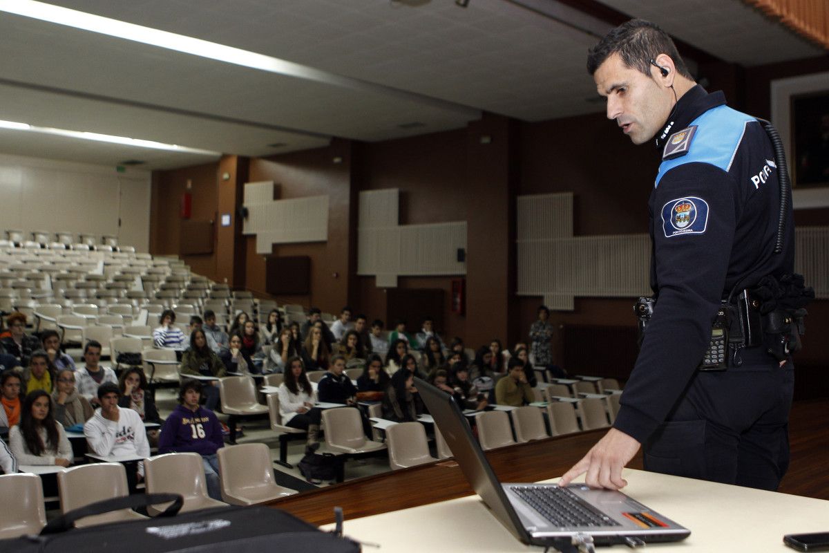 Charla de educación vial de la Policía Local de Pontevedra en el instituto Sánchez Cantón