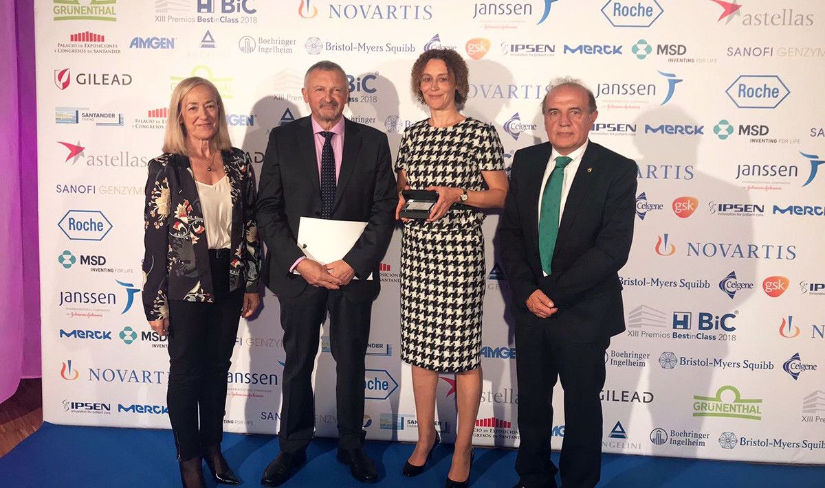 Directivos do CHOP recollen o premios Best In Class á unidade de psoríase