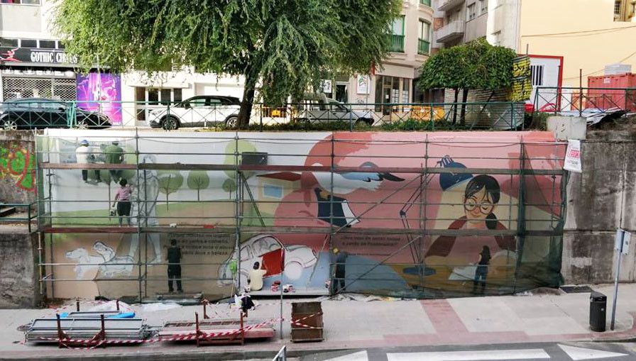 Traballos de pintado del mural de María Victoria Moreno Traballos de pintado del mural de María Victoria Moreno