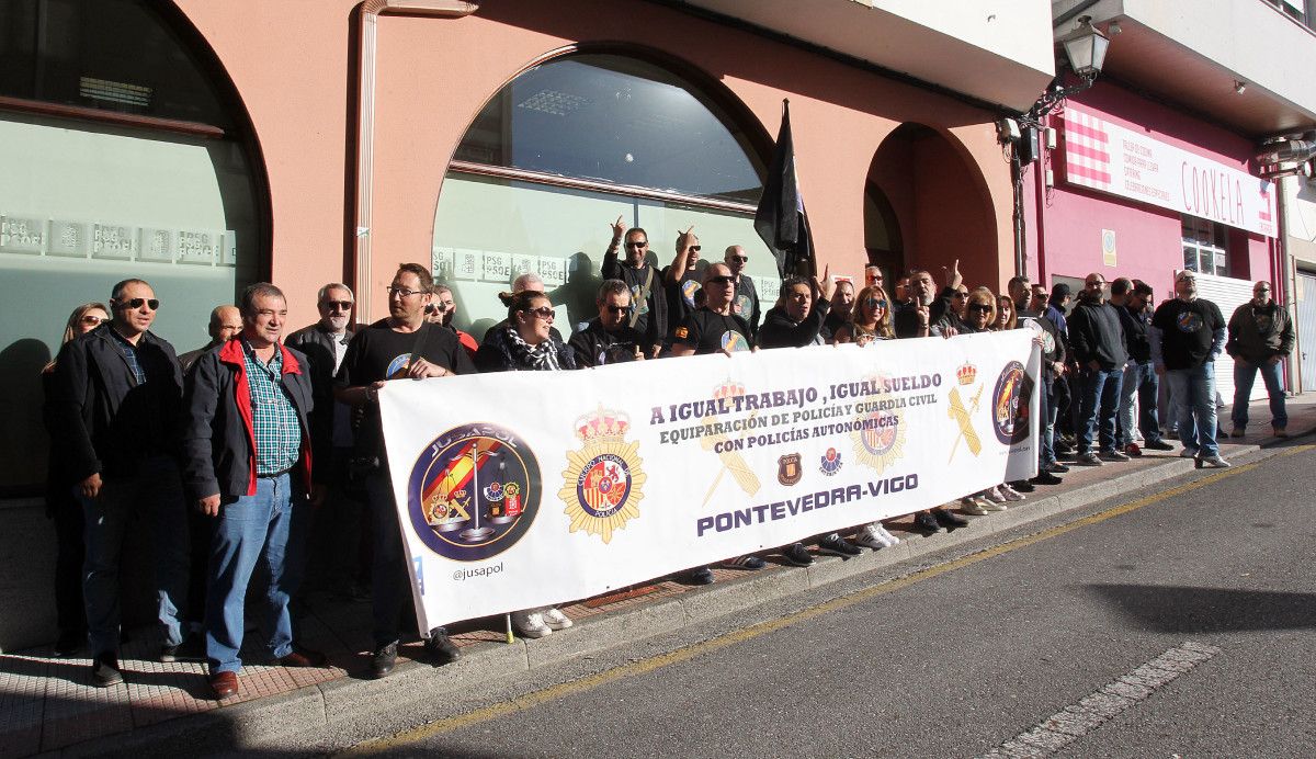 Concentración de integrantes de Jusapol para pedir la equiparación salarial