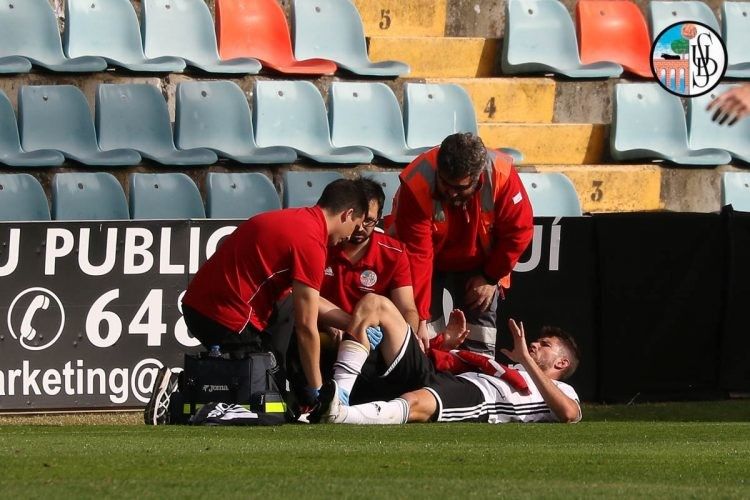 Vivi, xogador do Salamanca CF, tras lesionarse ante o Rápido de Bouzas