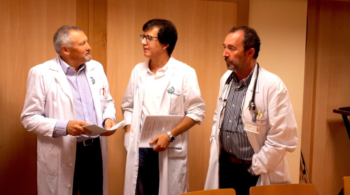 El gerente José Ramón Gómez con Juan Carlos Rodríguez, Javier García Vega, en el Hospital Montecelo