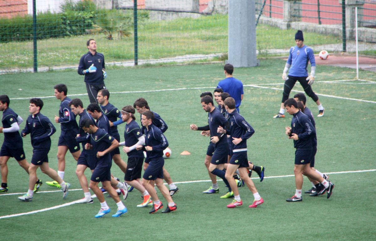Entrenamiento del Pontevedra en la Escuela Naval de Marín