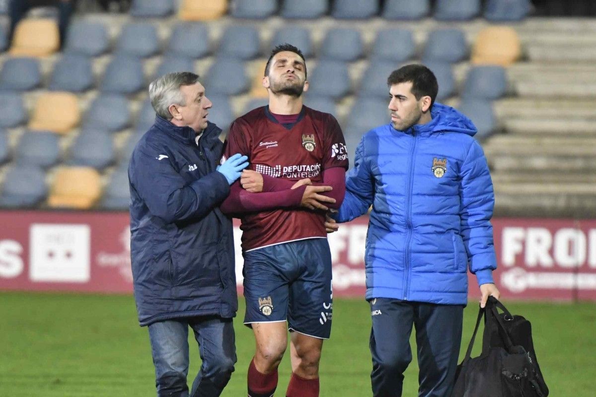 Churre retírase lesionado no partido entre Pontevedra e Salamanca CF en Pasarón