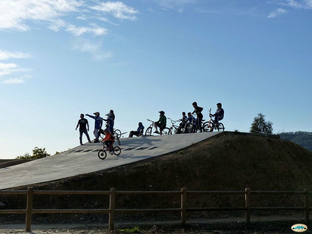 Un grupo de jóvenes en bicicleta