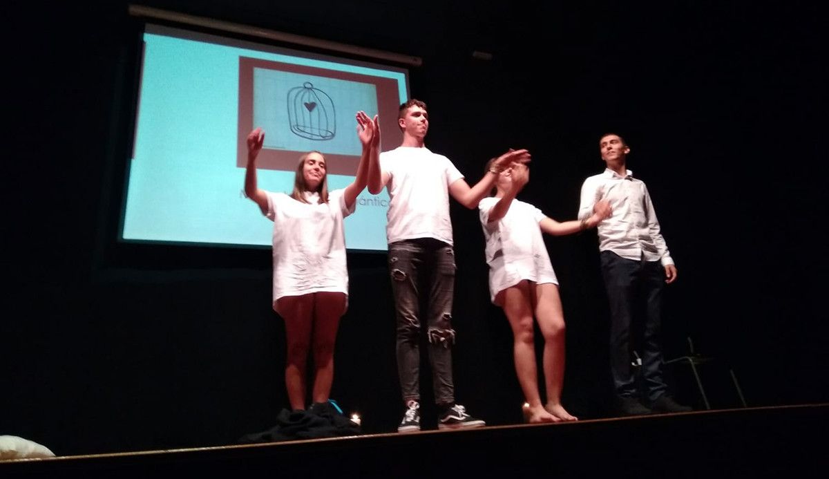 Performance sobre la violencia machista en Bueu