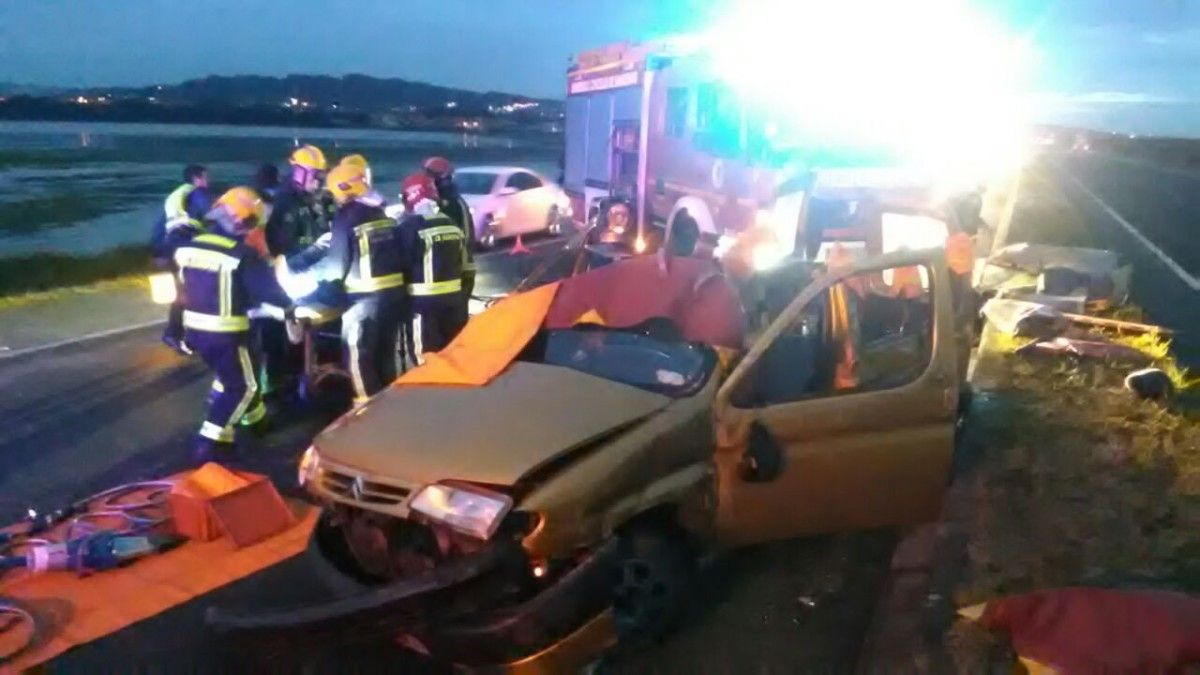 Accidente cun vehículo envorcado no Grove
