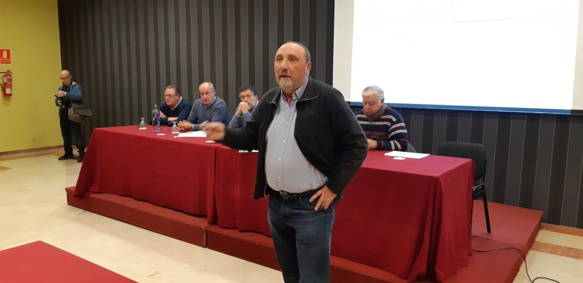 Carlos García-Alén se dirige a la asamblea de socios de la SD Teucro