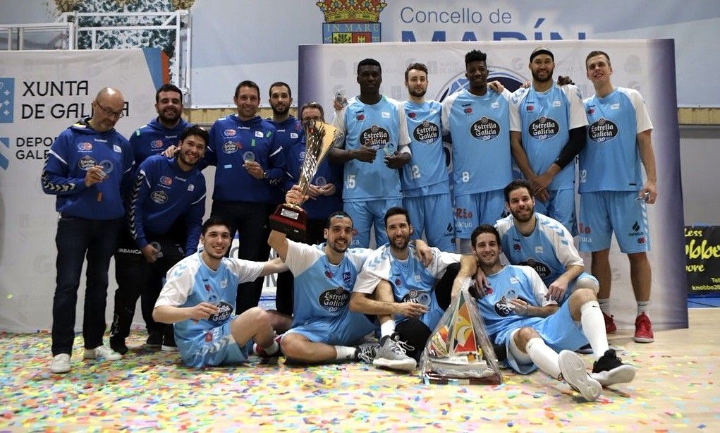 O Breogán celebra a Copa Galicia de baloncesto conquistada en Marín