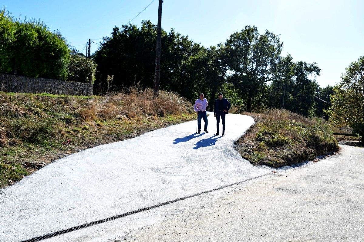 Pavimentación dun camiño na Reigosa