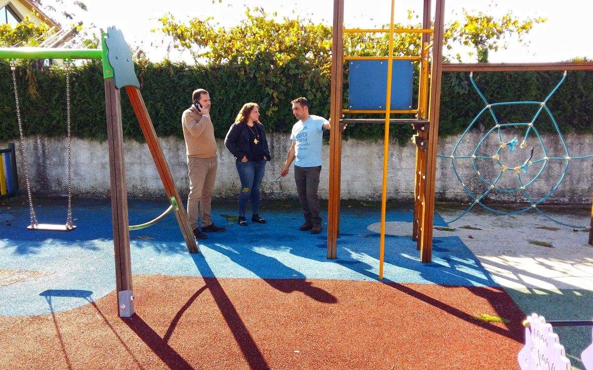 Jorge Cubela visita o parque infantil de Quireza