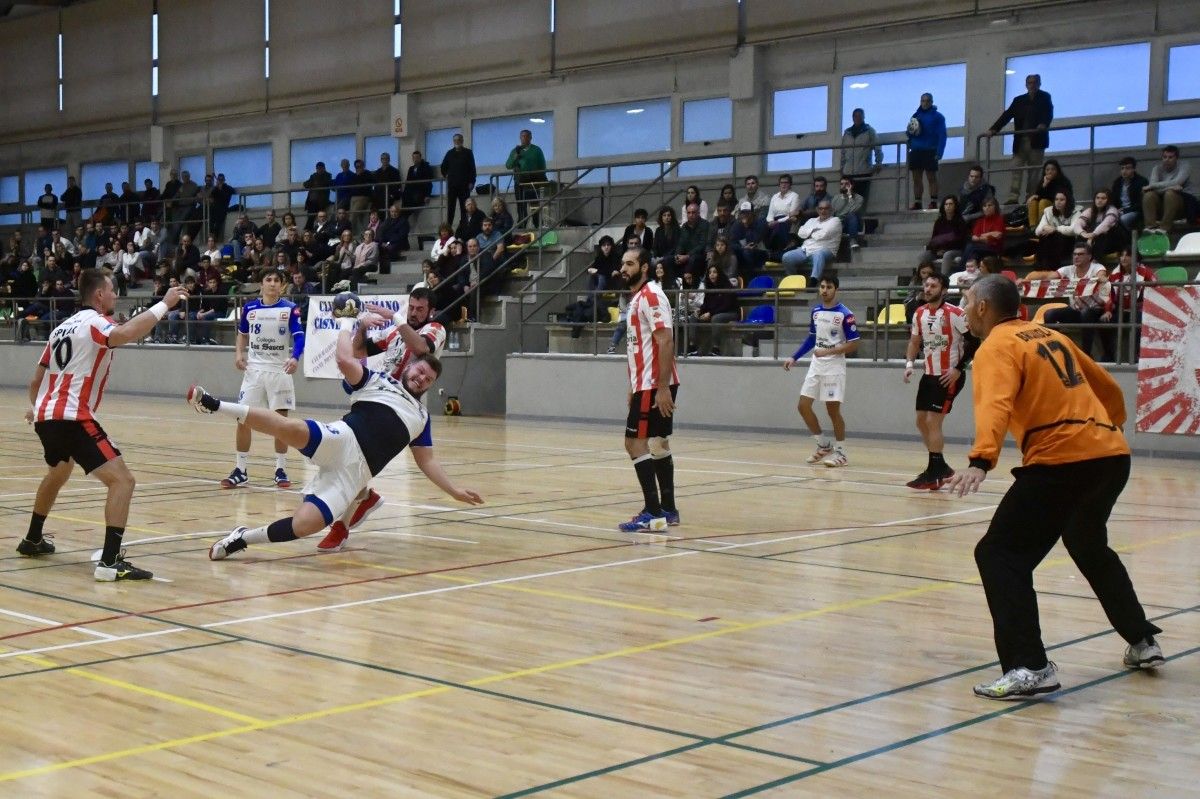 O Cisne logra a súa terceira vitoria consecutiva ante o Puerto Sagunto