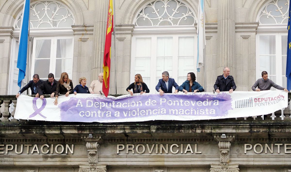 O goberno da Deputación colgou no balcón do Pazo Provincial unha pancarta contra as violencias machistas