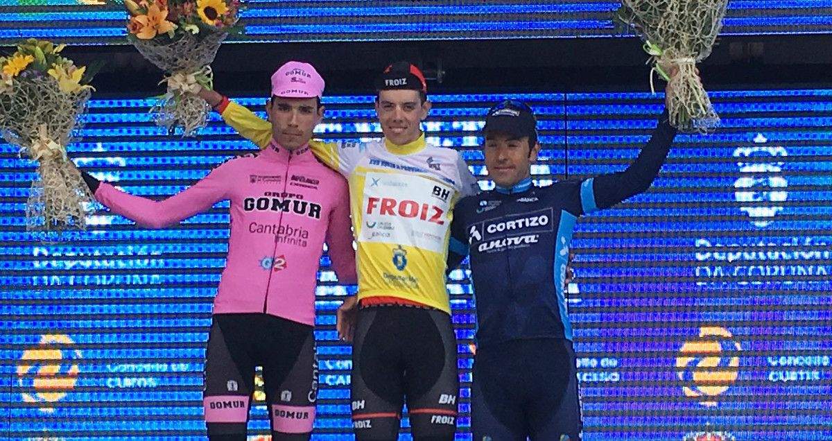 Óscar Linares (izquierda) en el podio de la Volta á Coruña en la que venció Sergio Vega