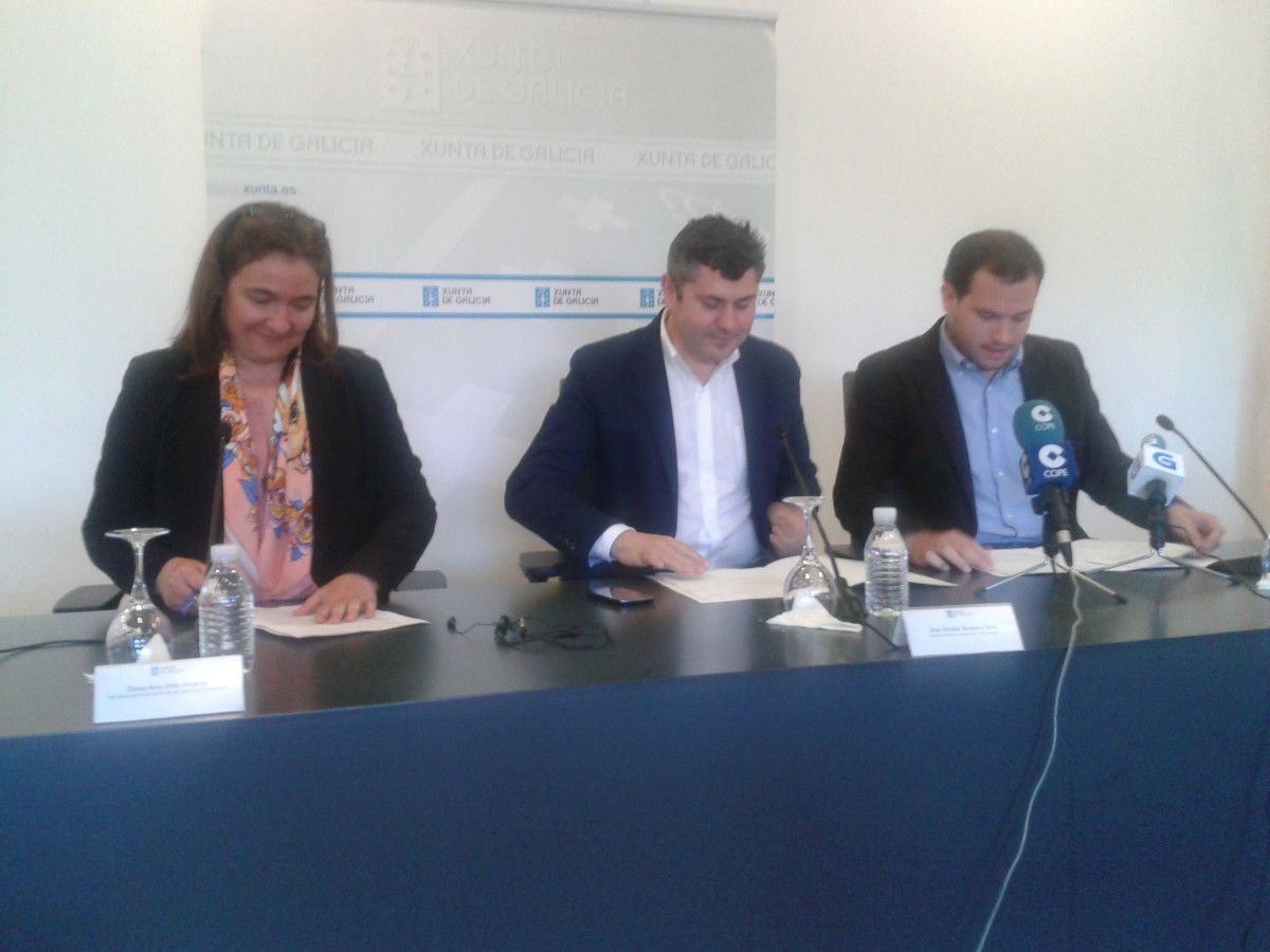 Secretaria técnica de la Xunta, Ana Ortiz, el director xeral de Xuventude, Ovidio Rodeiro y Jorge Cubela, alcalde de Cotobade