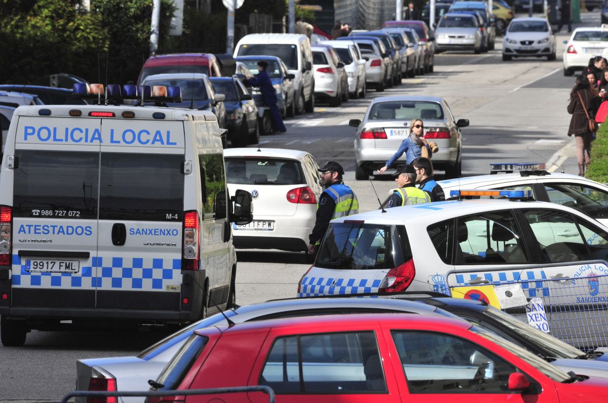 Policía local de Sanxenxo cortando el tráfico