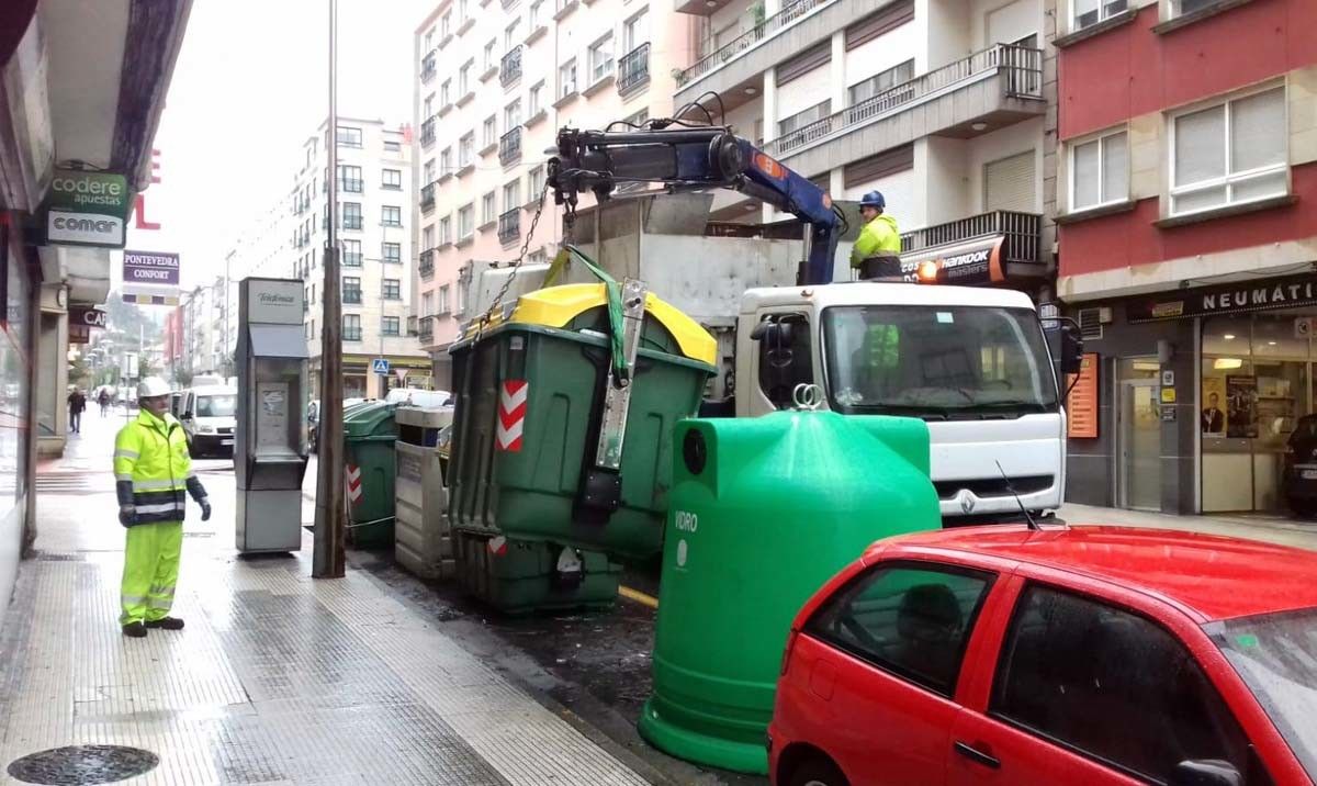 Instalación dos novos contedores amarelos en Pontevedra