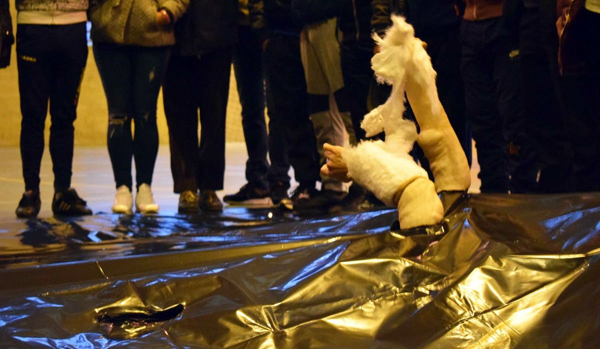 Performance sobre a violencia machista no cárcere da Lama