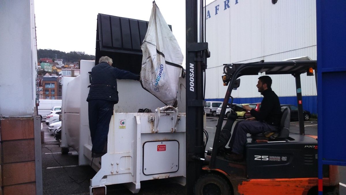Vaciado big bags con basura marina en compactador
