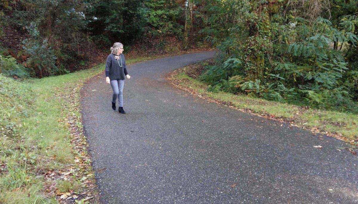 Luisa Piñeiro percorre a estrada do Outeiro