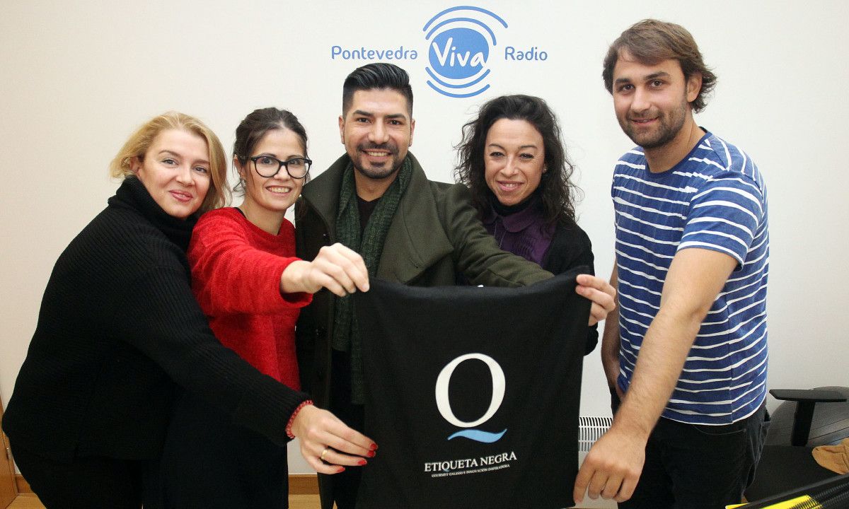 Organizadores, promotores y participantes de Etiqueta Negra en las Conversas na Ferrería