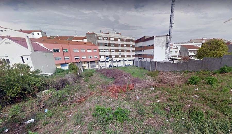 Unha das parcelas que se prevé usar como aparcamento disuasorio