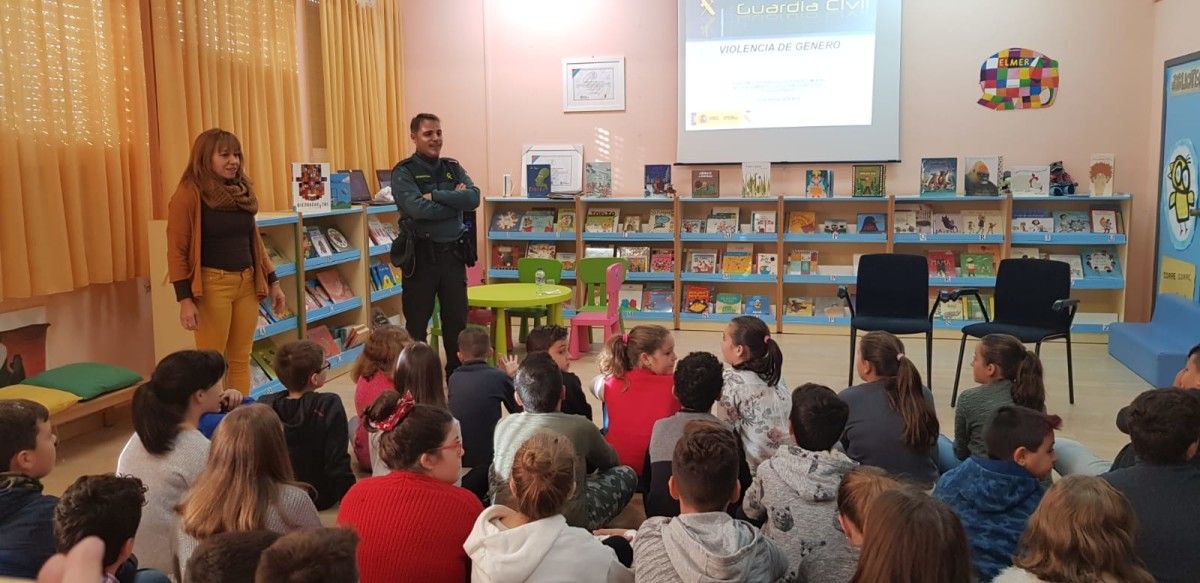 Charla del agente Javier Cancelas en el CEIP Montemogos de Bueu 