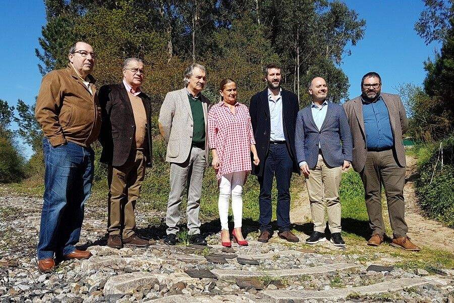 Representantes de las instituciones implicadas en la puesta en marcha de la Vía Verde entre Vilagarcía e Portas