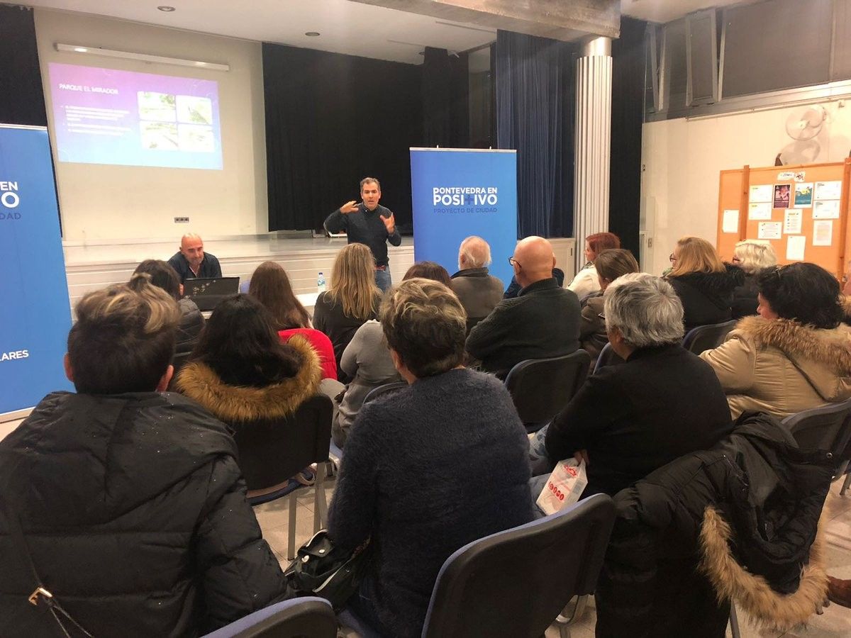 Rafa Domínguez presenta las medidas de mejora que proyecta para el barrio de Monte Porreiro