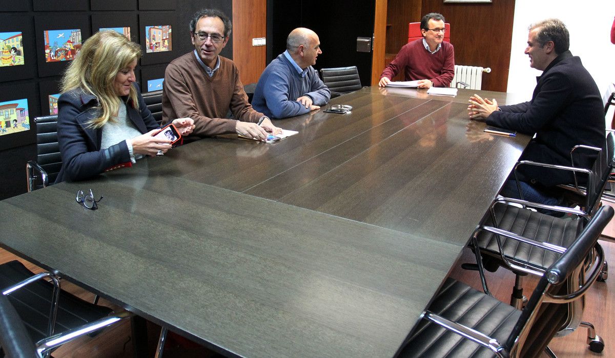 Entrega del borrador de los presupuestos a los partidos de la oposición