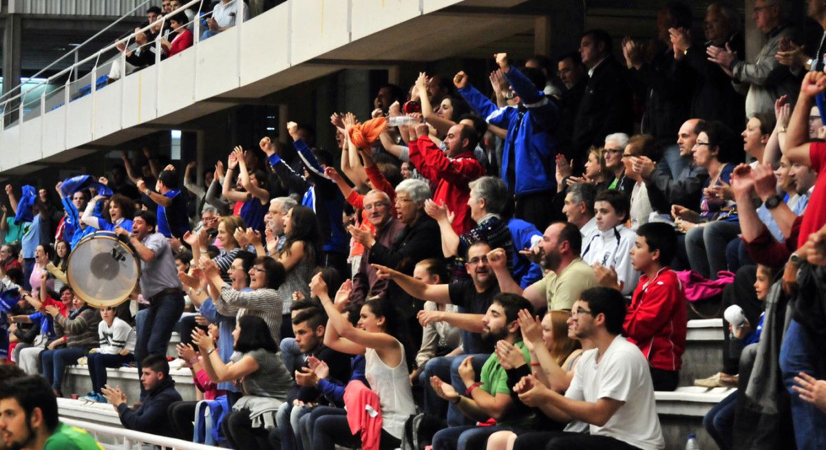 A afección do Teucro festexa a vitoria sobre o Barcelona B e a permanencia