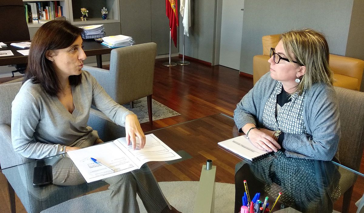 Ángeles Vázquez, conselleira de Medio Ambiente, y la alcaldesa de Moraña, Luisa Piñeiro