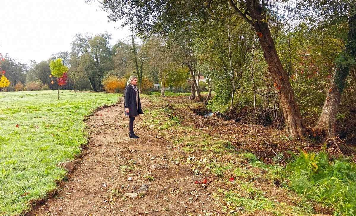 Visita de Luisa Piñeiro á futura senda fluvial de Agriños