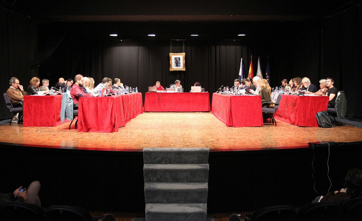 Pleno de la corporación municipal de Pontevedra en el Teatro Principal