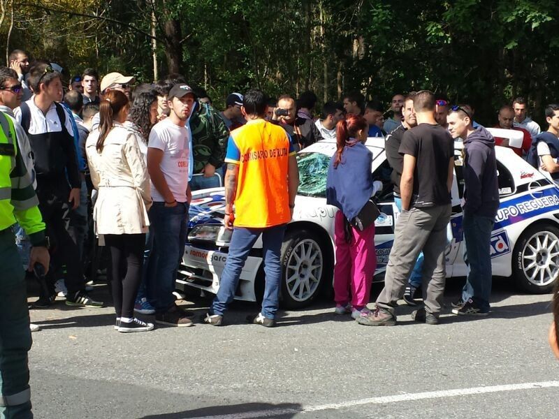 Vehículo implicado en el atropello a un comisario de seguridad en la Subida Cidade de Pontevedra