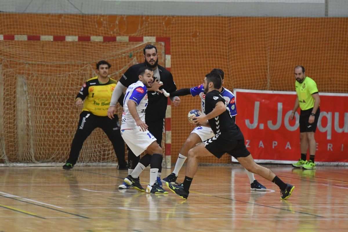 Miguel Simón en el partido ante el BM Santoña