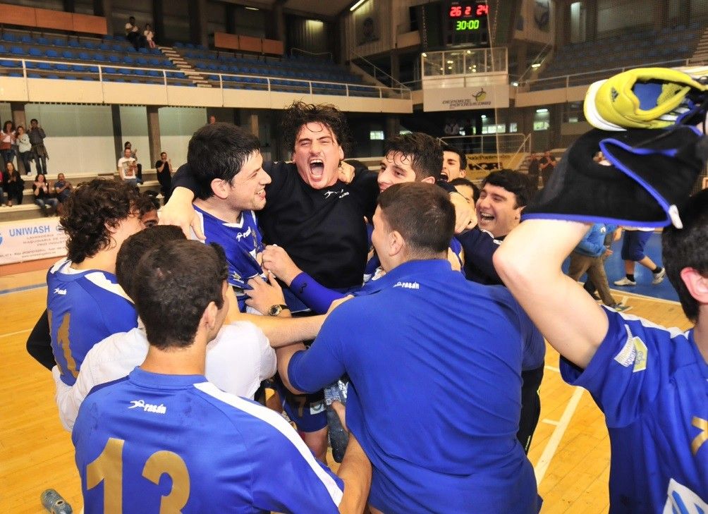 Os xogadores do Teucro celebran a vitoria sobre o Barcelona B e a permanencia