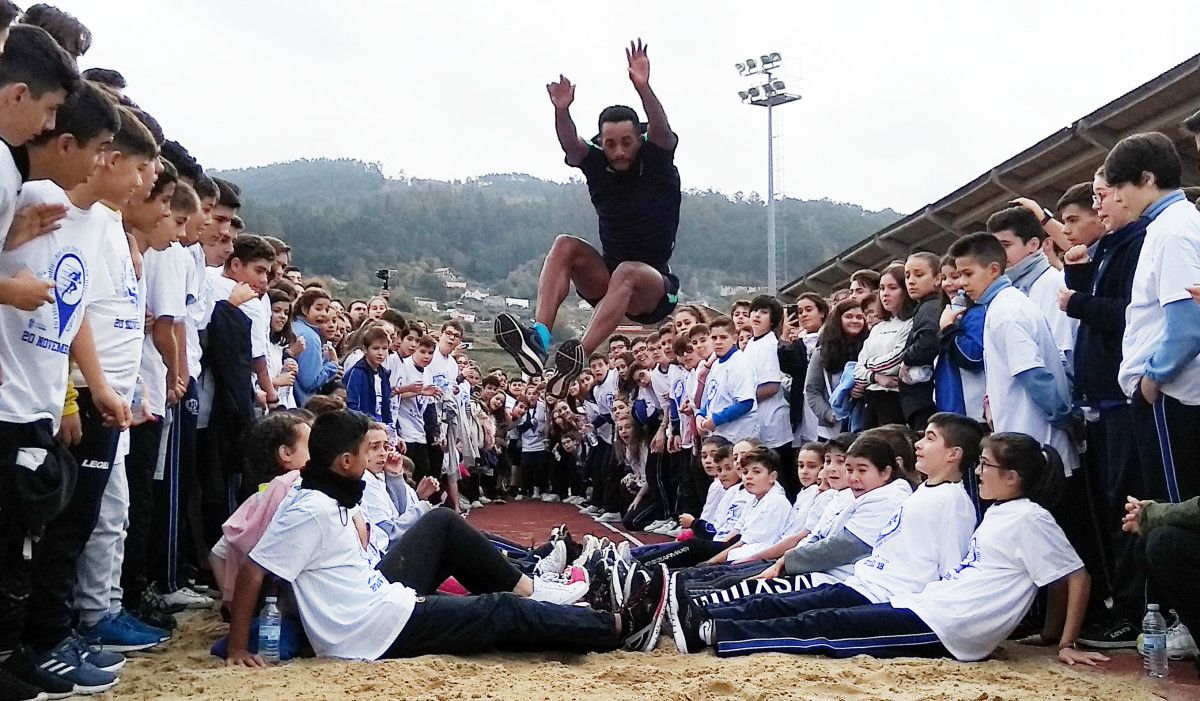 Jean Marie Okutu, en la inauguración de las nuevas pistas de atletismo de San Pedro
