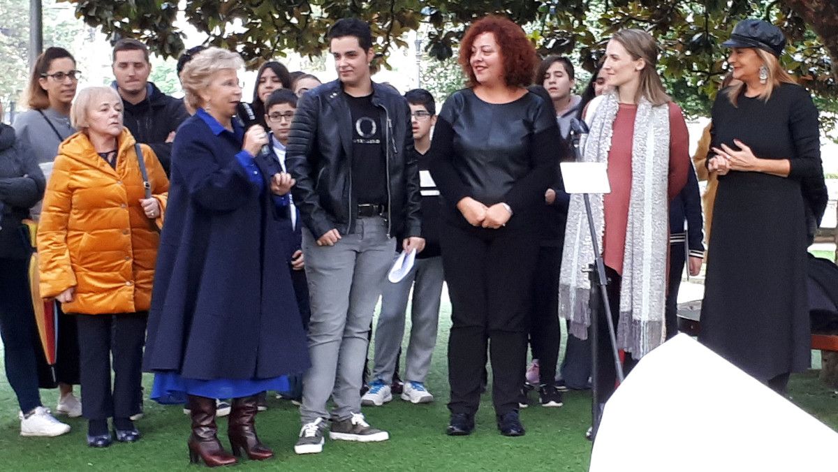 Inauguración del banco en los jardines de la Deputación que visibiliza al colectivo trans