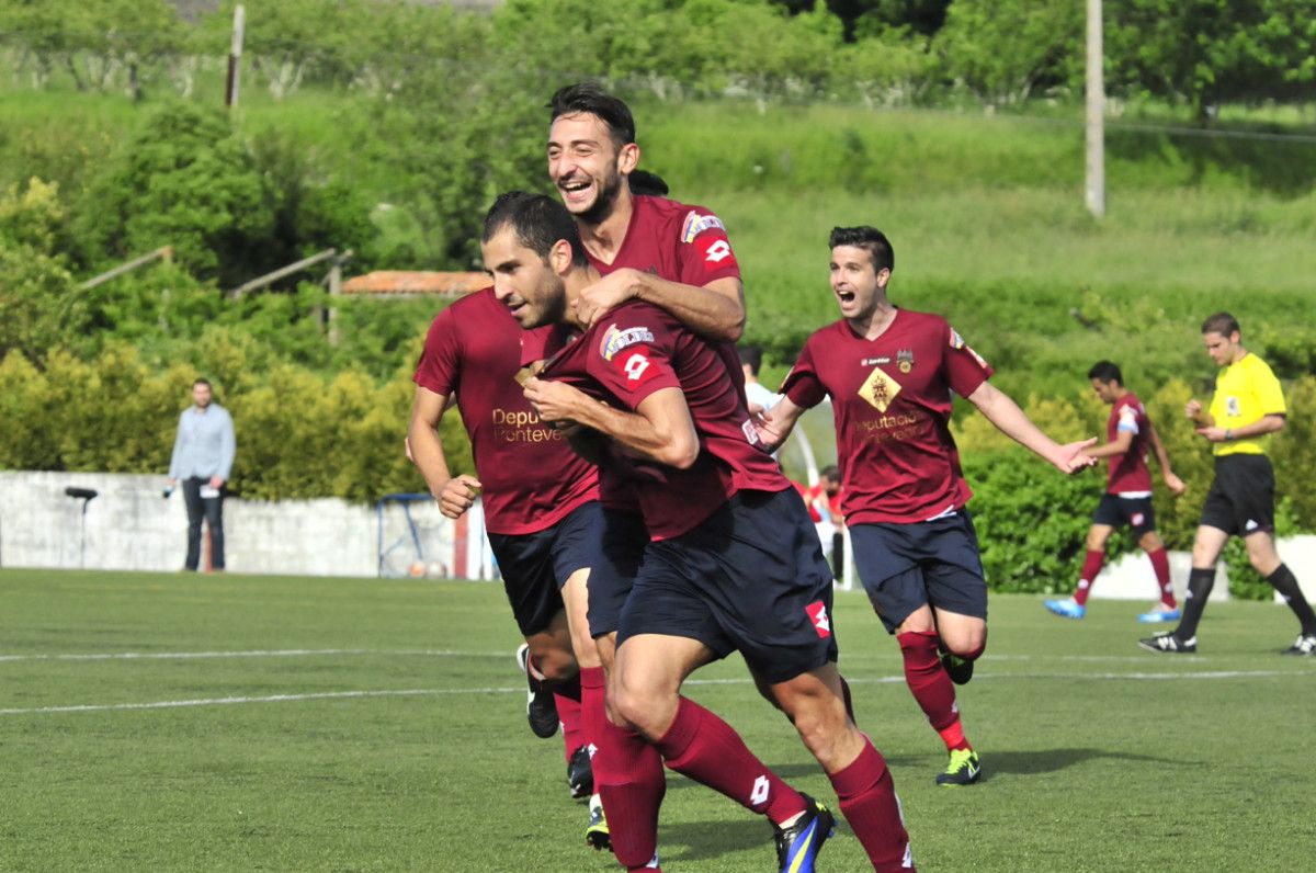 Los jugadores del Pontevedra celebran el gol de Fran Fandiño frente al Dorneda
