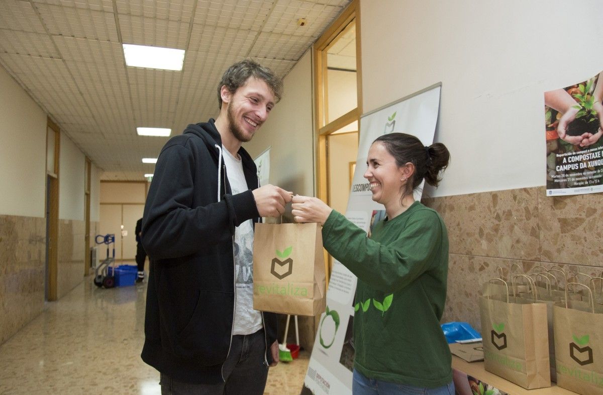 Los maestros composteiros repartieron fertilizante en el Campus