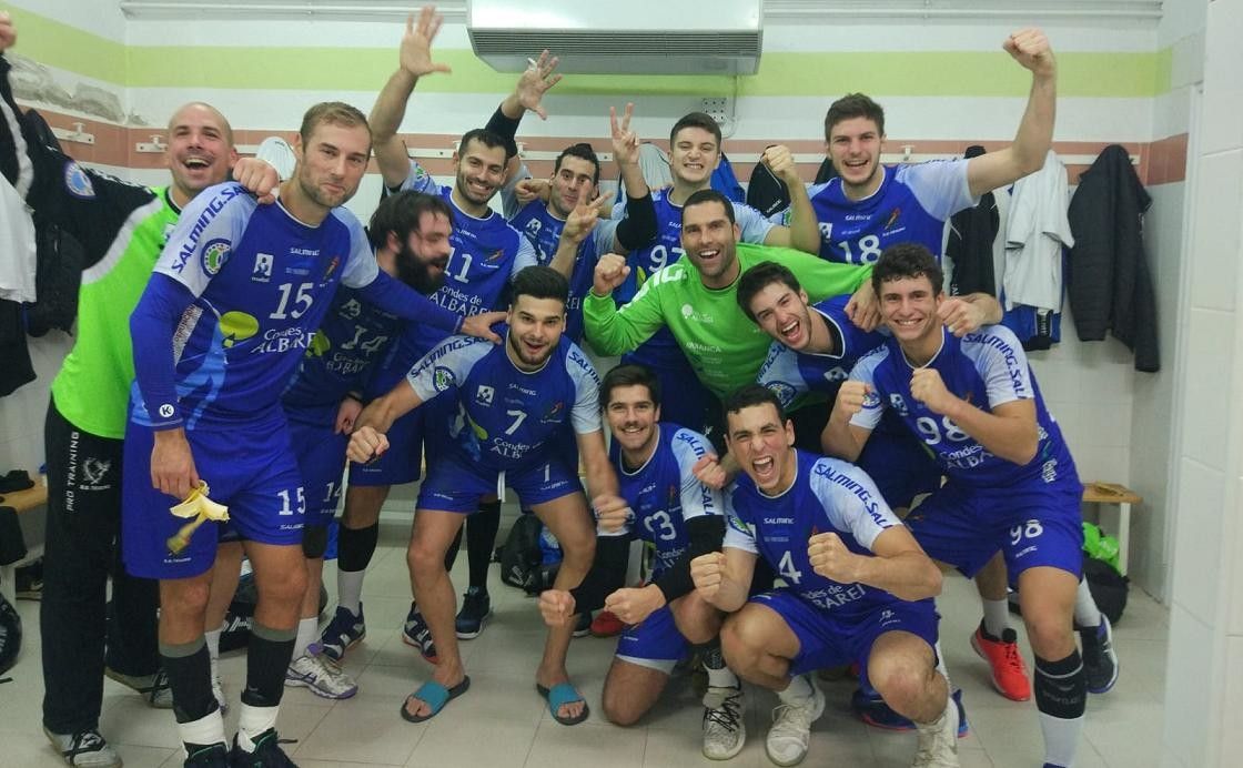 Os xogadores do Teucro celebran no vestiario a vitoria en Cuenca