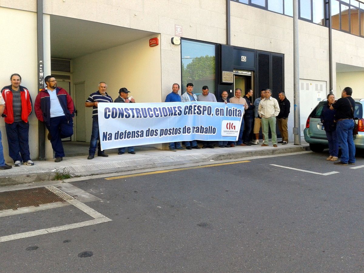 Protesta de trabajadores de Construcciones Crespo ante la sede en O Gorgullón