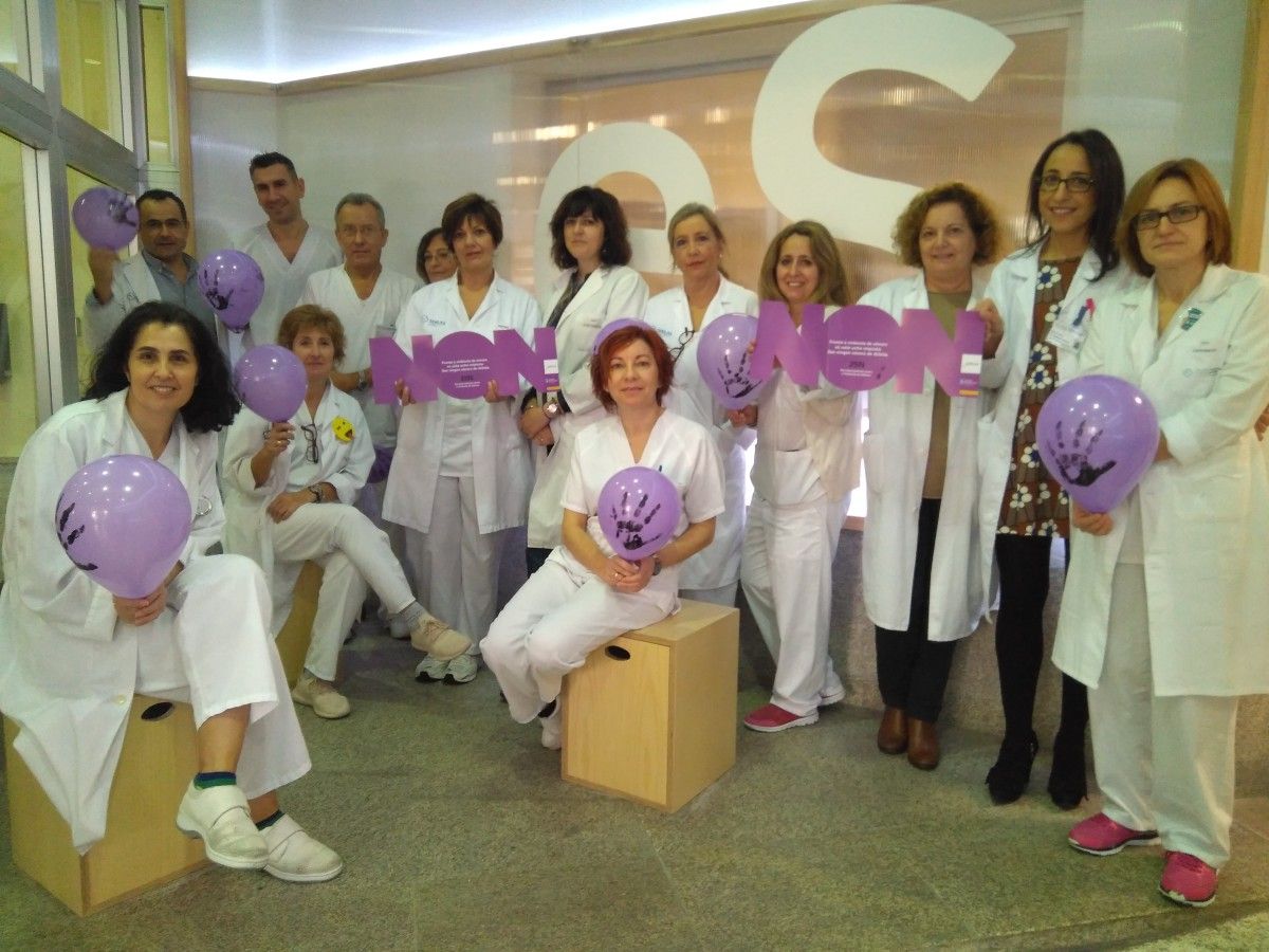 Profesionais sanitarias concentradas en consultas externas do Hospital Provincial, con motivo do 25-N